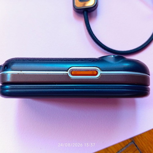 Nokia 7373 flip phone L'Amour Collection with original headphones