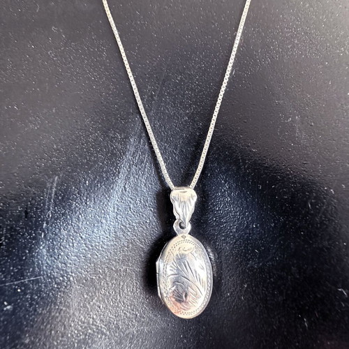Vintage silver necklace with 925 silver photo locket, like new