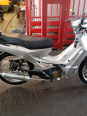 Μηχανάκι Kawasaki Kaze 115 μεταχειρισμένο, ασημί, με μπαγκαζιέρα Givi