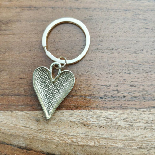 Metal heart keychain new, multicolored
