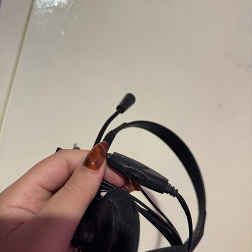 Headphones with microphone wired like new
