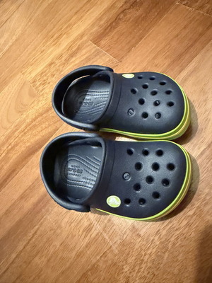 Crocs clogs dark blue with lime details, size C5