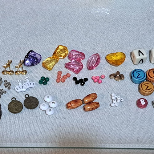 Beads and metal elements set like new, 379g