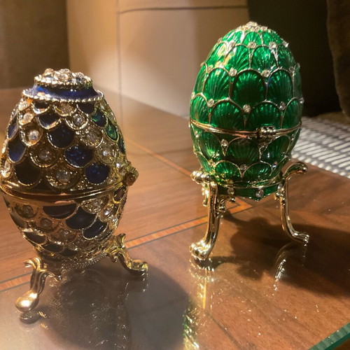 Decorative eggs with 4 glass miniatures, like new