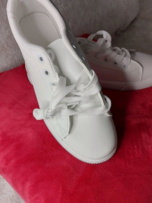 Athletic shoes new with heart details, white size 40
