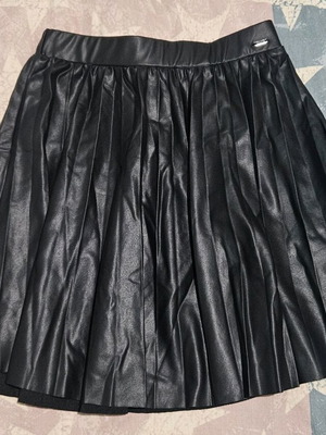 Zara girls' black pleated skirt like new, size 140 cm