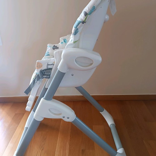 Folding baby feeding chair like new with wheels