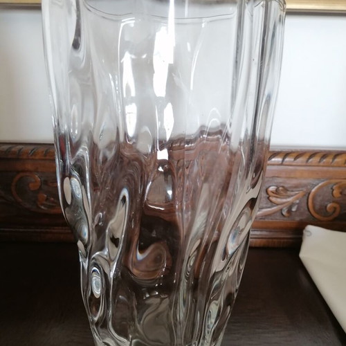 Vase with 2 crystal chocolate dishes like new, patterned