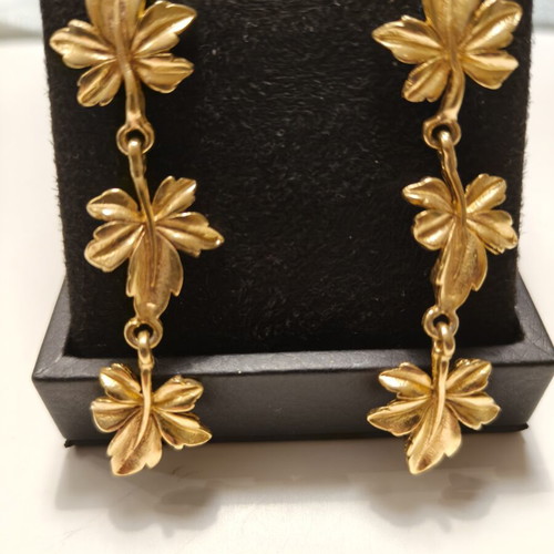 Vintage Monet stud earrings like new, gold tone