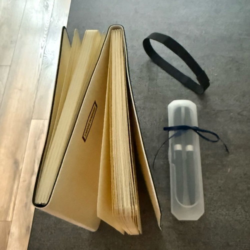 Notebook and two luxury pens set new