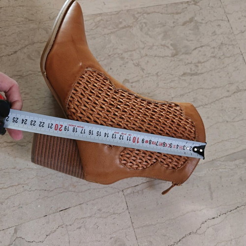 Brown ankle boots with knitted design and stable heel like new