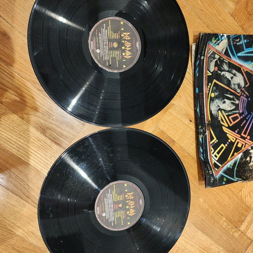 Def Leppard Hysteria vinyl used, sleeve in poor condition