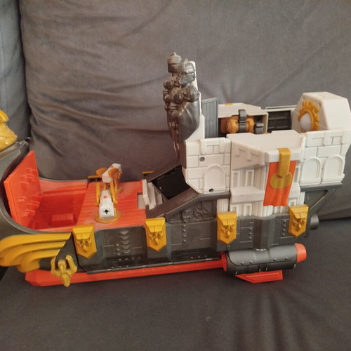 Gormiti collection with tower, ship, castle, 3 bracers and figures