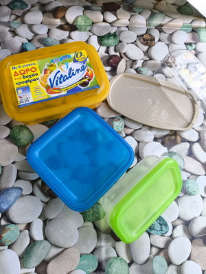 Plastic tupperware set like new, 4 tupperware and halva container
