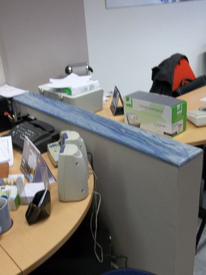 Мрамор макаупа употребяван за малка офисна преграда