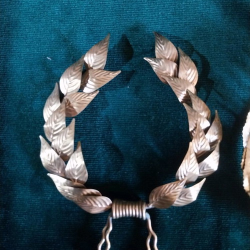 Bronze olive wreaths like new, set of two