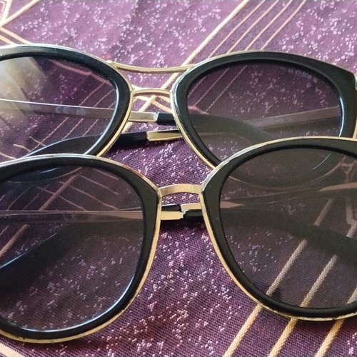 Guess women's sunglasses set used, black and gold, pack of 2