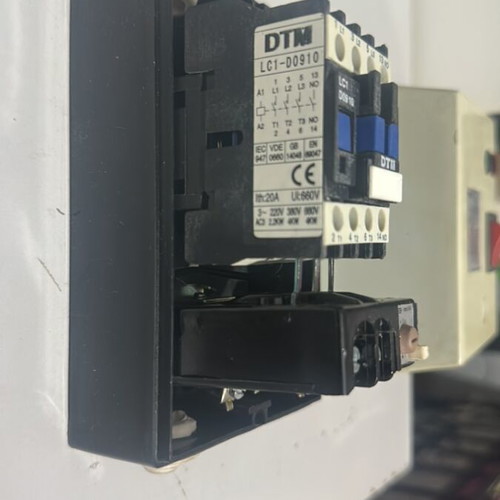 Remote-controlled magnetic power relay with thermal protection in sealed box