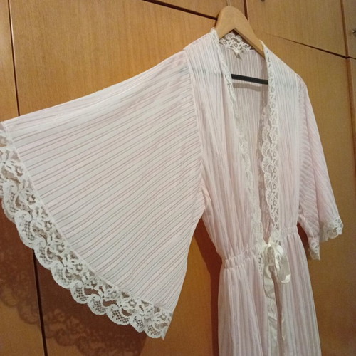 Sleepwear set like new, pink robe and nightgown