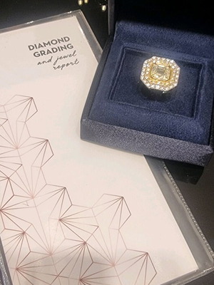 18K white gold ring with natural yellow sapphire and brilliant new