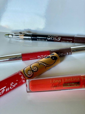 Σετ καλλυντικών κεραμιδοκόκκινο με κραγιόν και μολύβια ματιών