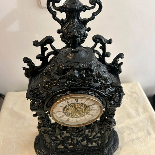Vintage mechanical clock used, runs 10 hours nonstop