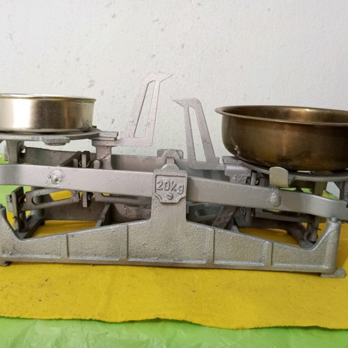 Old grocery store scale used