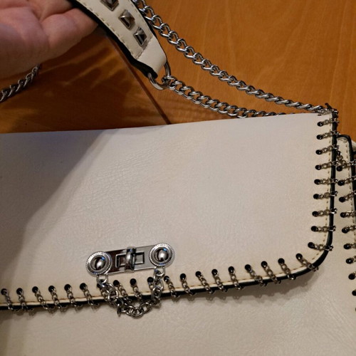Vintage shoulder bag in very good condition with chain, white