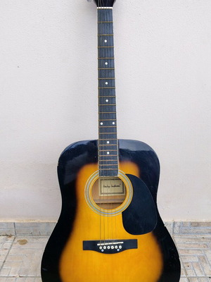 Acoustic guitar used with minor marks, missing the Mi string