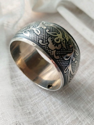 Vintage bracelet used, carved silver