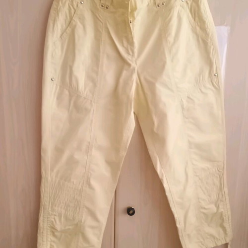 Capri pants like new, size M, yellow, 100% cotton