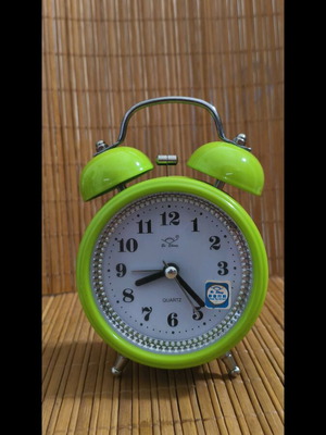 Retro alarm clock with double bell in green, like new