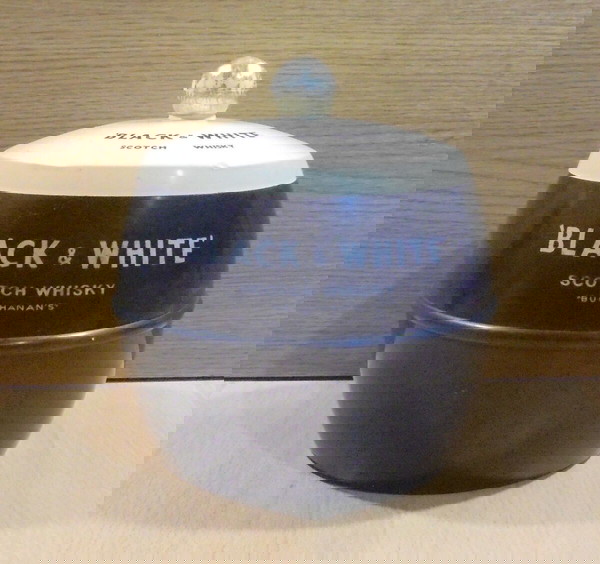 Black & White Scotch Whisky стара рекламна пластмасова ледоотделителка