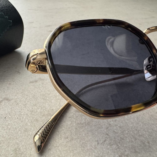 David Beckham sunglasses like new, gold frame with tortoise detail