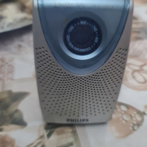 Phillips AE 1500 radio like new with built-in FM/AM speaker