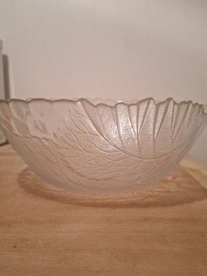 Deep salad bowl like new with leaf design, 30 cm diameter
