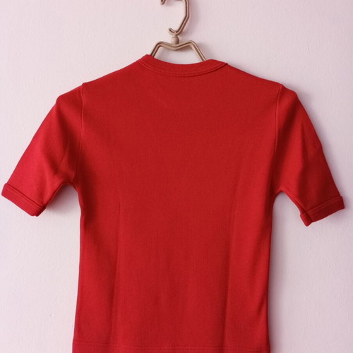 Red ribbed top with glitter lips design like new