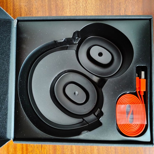 JBL Live 500BT headphones like new with Xiaomi 33W charger