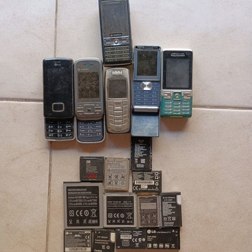 Old mobile phones and batteries used, pack of 30