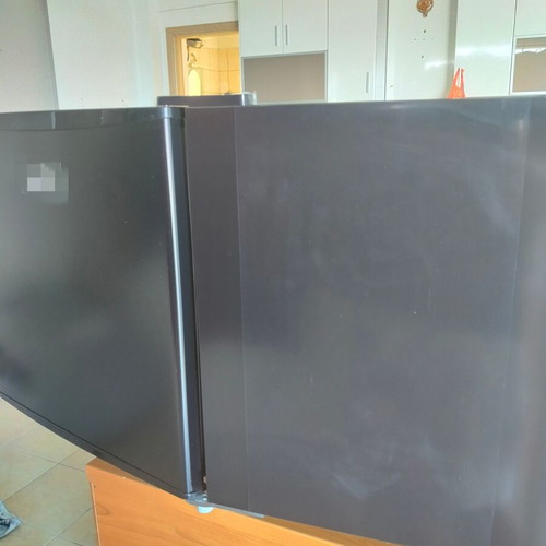 Mini bar fridge like new, single door