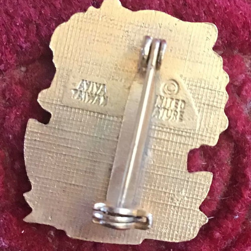 Snoopy pin like new