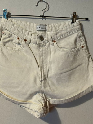 White denim shorts Zara σαν καινούργιο, άσπρο μέγεθος M