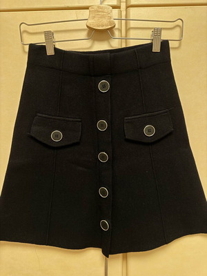 Black mini skirt like new with elastic waist