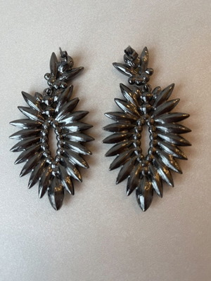 Earrings with clasp like new, black