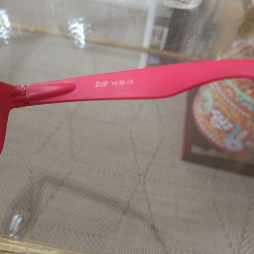 Sunglasses with 2.5 reading lenses like new, black and red