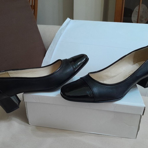 Classic black low heel pumps