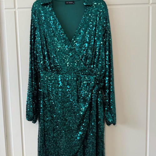 Dress with sequins unused, size 16, green, like new