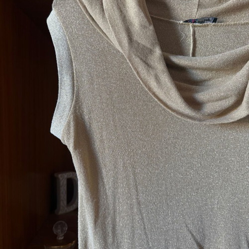Sleeveless knitted blouse with gold thread new, beige gold