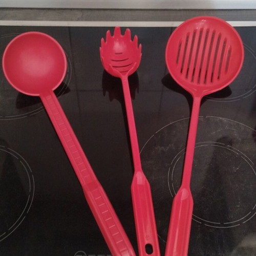 Set of 3 red kitchen spoons like new, nylon