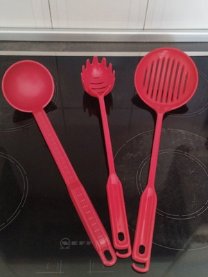 Set of 3 red kitchen spoons like new, nylon